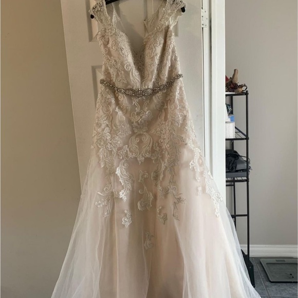 Stunning wedding dress for sale - Picture 2 of 4